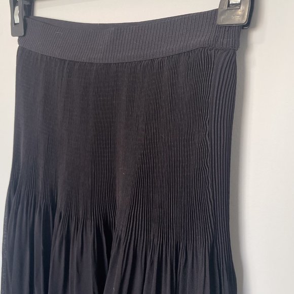 H&M Flowy Skirt - Picture 2 of 4